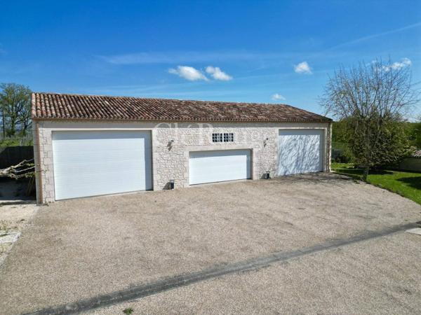 A proximité d'Eymet - Propriété de charme avec maison d'amis, grand garage, piscine et vue panoramique