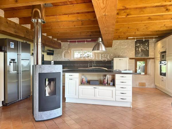 A proximité d'Eymet - Propriété de charme avec maison d'amis, grand garage, piscine et vue panoramique