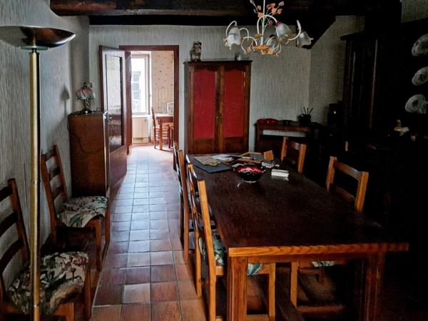 Maison sur Couches de 195 m2 avec cour et local commercial