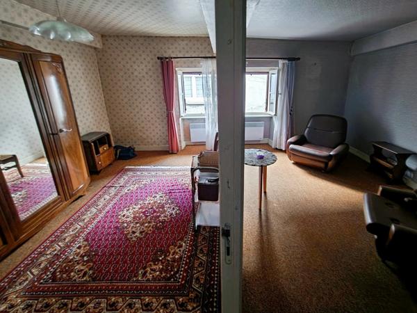 Maison sur Couches de 195 m2 avec cour et local commercial