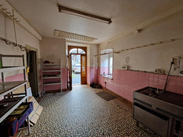 Maison sur Couches de 195 m2 avec cour et local commercial