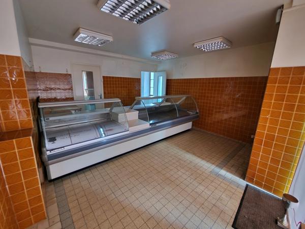 Maison sur Couches de 195 m2 avec cour et local commercial