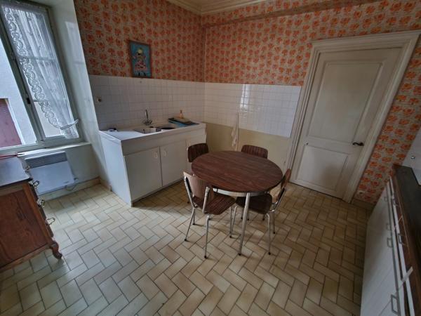 Maison sur Couches de 195 m2 avec cour et local commercial