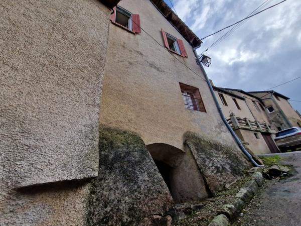 Maison sur Couches de 195 m2 avec cour et local commercial