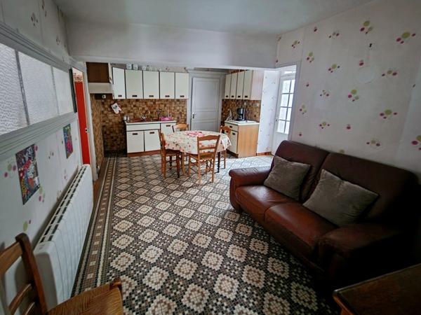 Maison sur Couches de 195 m2 avec cour et local commercial