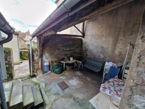 Maison sur Couches de 195 m2 avec cour et local commercial