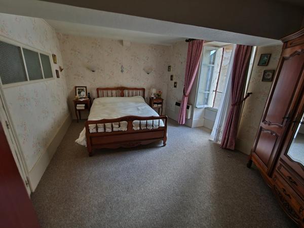 Maison sur Couches de 195 m2 avec cour et local commercial