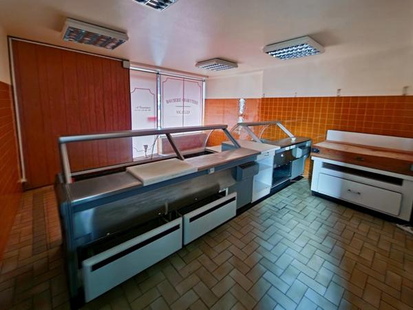 Maison sur Couches de 195 m2 avec cour et local commercial