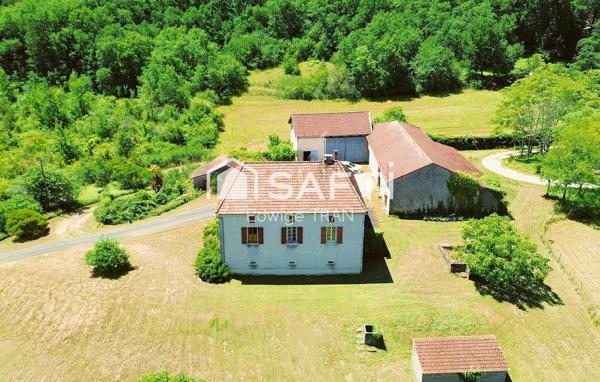 Corps de ferme avec cour intérieure et vue dégagée