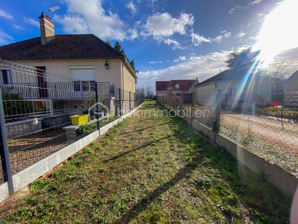 Thivars, au sud de la première couronne de l’agglomération chartraine,  à seulement 7 minutes du centre commercial de Barjouville.

D’une superficie de 899 m² entièrement clos et exposé plein Sud, ce terrain plat se trouve dans un environnement calme grâce à la proximité de la gendarmerie. À quelques minutes, vous disposerez de l’ensemble des commerces de proximité, de la mairie ainsi que d’une école primaire.

En lot arrière, ce terrain constructible est accessible par une voie privée (hors servitude), garantissant tranquillité et sécurité.

Concernant votre projet de construction, un certificat d’urbanisme opérationnel confirmant la possibilité d’édifier une maison en R+1 avec combles aménagés. (PLU - zone UR)
Le bornage réalisé et la viabilisation  est en cours.

Un cadre idéal pour concrétiser votre projet de vie dans un environnement serein, aux portes de Chartres.