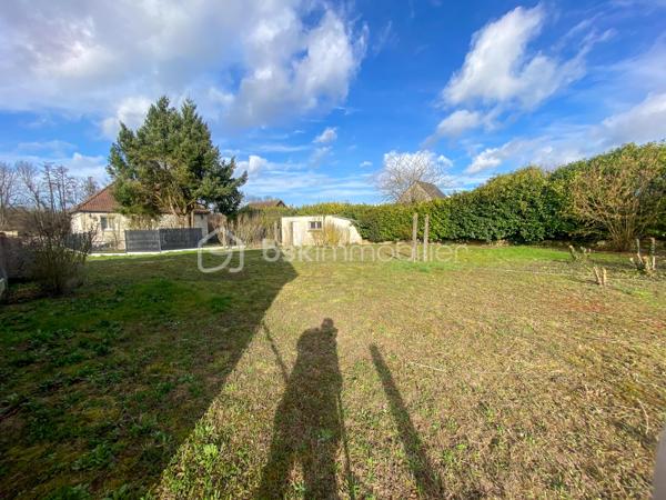 Thivars, au sud de la première couronne de l’agglomération chartraine,  à seulement 7 minutes du centre commercial de Barjouville.

D’une superficie de 899 m² entièrement clos et exposé plein Sud, ce terrain plat se trouve dans un environnement calme grâce à la proximité de la gendarmerie. À quelques minutes, vous disposerez de l’ensemble des commerces de proximité, de la mairie ainsi que d’une école primaire.

En lot arrière, ce terrain constructible est accessible par une voie privée (hors servitude), garantissant tranquillité et sécurité.

Concernant votre projet de construction, un certificat d’urbanisme opérationnel confirmant la possibilité d’édifier une maison en R+1 avec combles aménagés. (PLU - zone UR)
Le bornage réalisé et la viabilisation  est en cours.

Un cadre idéal pour concrétiser votre projet de vie dans un environnement serein, aux portes de Chartres.