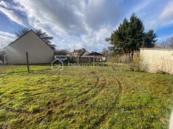 Thivars, au sud de la première couronne de l’agglomération chartraine,  à seulement 7 minutes du centre commercial de Barjouville.

D’une superficie de 899 m² entièrement clos et exposé plein Sud, ce terrain plat se trouve dans un environnement calme grâce à la proximité de la gendarmerie. À quelques minutes, vous disposerez de l’ensemble des commerces de proximité, de la mairie ainsi que d’une école primaire.

En lot arrière, ce terrain constructible est accessible par une voie privée (hors servitude), garantissant tranquillité et sécurité.

Concernant votre projet de construction, un certificat d’urbanisme opérationnel confirmant la possibilité d’édifier une maison en R+1 avec combles aménagés. (PLU - zone UR)
Le bornage réalisé et la viabilisation  est en cours.

Un cadre idéal pour concrétiser votre projet de vie dans un environnement serein, aux portes de Chartres.