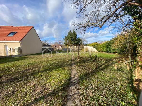 Thivars, au sud de la première couronne de l’agglomération chartraine,  à seulement 7 minutes du centre commercial de Barjouville.

D’une superficie de 899 m² entièrement clos et exposé plein Sud, ce terrain plat se trouve dans un environnement calme grâce à la proximité de la gendarmerie. À quelques minutes, vous disposerez de l’ensemble des commerces de proximité, de la mairie ainsi que d’une école primaire.

En lot arrière, ce terrain constructible est accessible par une voie privée (hors servitude), garantissant tranquillité et sécurité.

Concernant votre projet de construction, un certificat d’urbanisme opérationnel confirmant la possibilité d’édifier une maison en R+1 avec combles aménagés. (PLU - zone UR)
Le bornage réalisé et la viabilisation  est en cours.

Un cadre idéal pour concrétiser votre projet de vie dans un environnement serein, aux portes de Chartres.