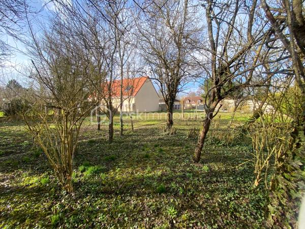 Thivars, au sud de la première couronne de l’agglomération chartraine,  à seulement 7 minutes du centre commercial de Barjouville.

D’une superficie de 899 m² entièrement clos et exposé plein Sud, ce terrain plat se trouve dans un environnement calme grâce à la proximité de la gendarmerie. À quelques minutes, vous disposerez de l’ensemble des commerces de proximité, de la mairie ainsi que d’une école primaire.

En lot arrière, ce terrain constructible est accessible par une voie privée (hors servitude), garantissant tranquillité et sécurité.

Concernant votre projet de construction, un certificat d’urbanisme opérationnel confirmant la possibilité d’édifier une maison en R+1 avec combles aménagés. (PLU - zone UR)
Le bornage réalisé et la viabilisation  est en cours.

Un cadre idéal pour concrétiser votre projet de vie dans un environnement serein, aux portes de Chartres.