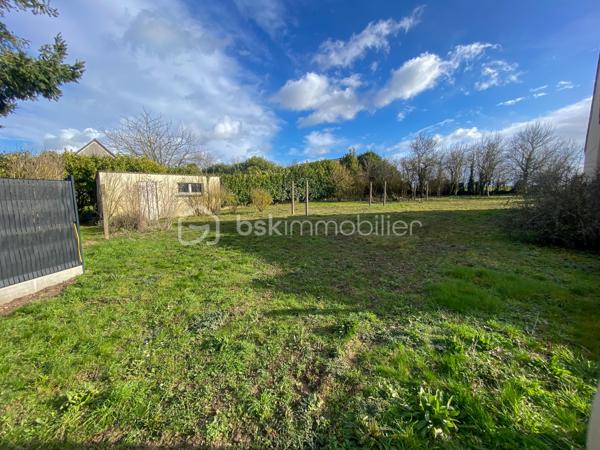 Thivars, au sud de la première couronne de l’agglomération chartraine,  à seulement 7 minutes du centre commercial de Barjouville.

D’une superficie de 899 m² entièrement clos et exposé plein Sud, ce terrain plat se trouve dans un environnement calme grâce à la proximité de la gendarmerie. À quelques minutes, vous disposerez de l’ensemble des commerces de proximité, de la mairie ainsi que d’une école primaire.

En lot arrière, ce terrain constructible est accessible par une voie privée (hors servitude), garantissant tranquillité et sécurité.

Concernant votre projet de construction, un certificat d’urbanisme opérationnel confirmant la possibilité d’édifier une maison en R+1 avec combles aménagés. (PLU - zone UR)
Le bornage réalisé et la viabilisation  est en cours.

Un cadre idéal pour concrétiser votre projet de vie dans un environnement serein, aux portes de Chartres.