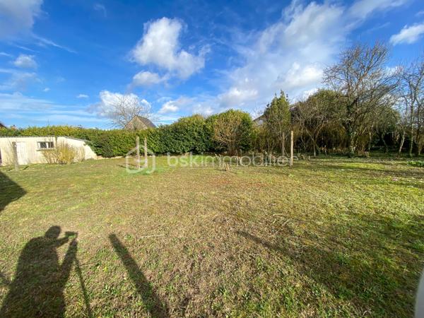Thivars, au sud de la première couronne de l’agglomération chartraine,  à seulement 7 minutes du centre commercial de Barjouville.

D’une superficie de 899 m² entièrement clos et exposé plein Sud, ce terrain plat se trouve dans un environnement calme grâce à la proximité de la gendarmerie. À quelques minutes, vous disposerez de l’ensemble des commerces de proximité, de la mairie ainsi que d’une école primaire.

En lot arrière, ce terrain constructible est accessible par une voie privée (hors servitude), garantissant tranquillité et sécurité.

Concernant votre projet de construction, un certificat d’urbanisme opérationnel confirmant la possibilité d’édifier une maison en R+1 avec combles aménagés. (PLU - zone UR)
Le bornage réalisé et la viabilisation  est en cours.

Un cadre idéal pour concrétiser votre projet de vie dans un environnement serein, aux portes de Chartres.