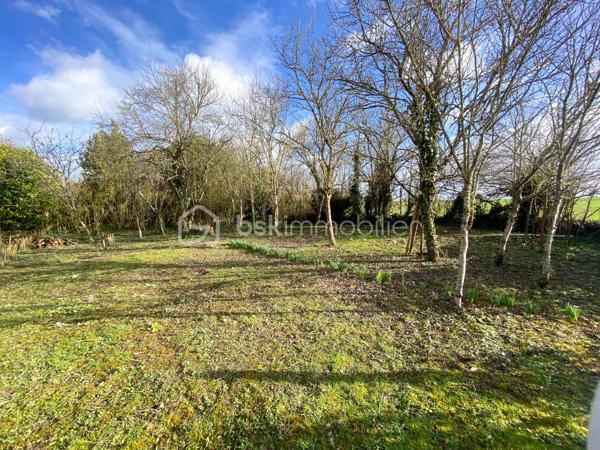Thivars, au sud de la première couronne de l’agglomération chartraine,  à seulement 7 minutes du centre commercial de Barjouville.

D’une superficie de 899 m² entièrement clos et exposé plein Sud, ce terrain plat se trouve dans un environnement calme grâce à la proximité de la gendarmerie. À quelques minutes, vous disposerez de l’ensemble des commerces de proximité, de la mairie ainsi que d’une école primaire.

En lot arrière, ce terrain constructible est accessible par une voie privée (hors servitude), garantissant tranquillité et sécurité.

Concernant votre projet de construction, un certificat d’urbanisme opérationnel confirmant la possibilité d’édifier une maison en R+1 avec combles aménagés. (PLU - zone UR)
Le bornage réalisé et la viabilisation  est en cours.

Un cadre idéal pour concrétiser votre projet de vie dans un environnement serein, aux portes de Chartres.