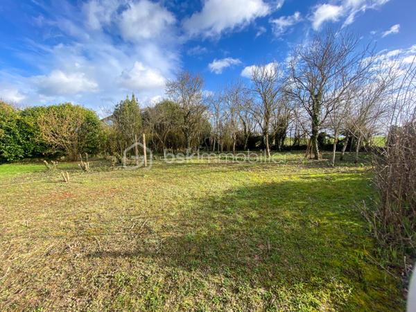 Thivars, au sud de la première couronne de l’agglomération chartraine,  à seulement 7 minutes du centre commercial de Barjouville.

D’une superficie de 899 m² entièrement clos et exposé plein Sud, ce terrain plat se trouve dans un environnement calme grâce à la proximité de la gendarmerie. À quelques minutes, vous disposerez de l’ensemble des commerces de proximité, de la mairie ainsi que d’une école primaire.

En lot arrière, ce terrain constructible est accessible par une voie privée (hors servitude), garantissant tranquillité et sécurité.

Concernant votre projet de construction, un certificat d’urbanisme opérationnel confirmant la possibilité d’édifier une maison en R+1 avec combles aménagés. (PLU - zone UR)
Le bornage réalisé et la viabilisation  est en cours.

Un cadre idéal pour concrétiser votre projet de vie dans un environnement serein, aux portes de Chartres.