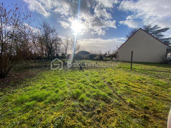 Thivars, au sud de la première couronne de l’agglomération chartraine,  à seulement 7 minutes du centre commercial de Barjouville.

D’une superficie de 899 m² entièrement clos et exposé plein Sud, ce terrain plat se trouve dans un environnement calme grâce à la proximité de la gendarmerie. À quelques minutes, vous disposerez de l’ensemble des commerces de proximité, de la mairie ainsi que d’une école primaire.

En lot arrière, ce terrain constructible est accessible par une voie privée (hors servitude), garantissant tranquillité et sécurité.

Concernant votre projet de construction, un certificat d’urbanisme opérationnel confirmant la possibilité d’édifier une maison en R+1 avec combles aménagés. (PLU - zone UR)
Le bornage réalisé et la viabilisation  est en cours.

Un cadre idéal pour concrétiser votre projet de vie dans un environnement serein, aux portes de Chartres.