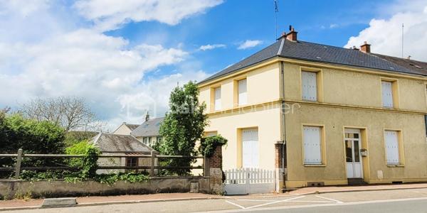 A l’entrée d’une commune limitrophe de Châteaudun, à quelques minutes de la zone d’activité avec tous commerces, sur un axe routier desservant Chartres, à deux pas d’une boulangerie et jouxtant un parc arboré :
Maison familiale sur deux niveaux + combles, disposant de beaux volumes et de 4 chambres dont une au RdC, avec un jardin d’environ 1700 m², stationnements extérieur et garage, 
La maison est mitoyenne d’un côté avec des espaces n’étant pas des pièces habitables.

Beaucoup de luminosité avec des baies vitrées et fenêtres grandes hauteur. Plusieurs fenêtres par pièce, PVC double-vitrage, avec persiennes PVC isolées.
Toutes les pièces du Rez-de-chaussée communiquent par des portes vitrées, accentuant la luminosité des lieux.

Au RdC :
  -	Un séjour de 21 m² communique avec : un salon-salle-à-manger de 19 m², le palier, la cuisine de 15 m² et la terrasse surélevée ;
  -	Le palier dessert : une chambre de 13 m², un WC séparé et le sas d’entrée.

A l’ÉTAGE :
Un grand palier avec grands placards dessert : 
  -	3 grandes chambres (17, 15 et 14 m²) ;
  -	Une salle de bain de 10 m² ;
  -	Un cagibi pouvant être aménagé en WC.

Un garage avec dépendance et un appentis à restaurer, ainsi qu'une cave surface totale complètent ce bien.
Le tout est à rafraîchir
Une partie du terrain est à ré-engazonner et la rénovation électrique en cours à achever.

+ LES PLUS + :
  -	Cuisine très bon état (servi 2 ans)
  -	Couverture rénovée il y a 8 ans en ardoise naturelle et isolation 30 cm
  -	Terrasse en technologie drainante réalisée par un professionnel
  -	Chauffage par chaudière gaz à condensation de moins de 2 ans avec thermostat central 
  -	Tout-à-l’égout
  -	Points d’eau extérieurs
  -	Raccordable fibre
  -	A deux pas des commerces de proximité
  -	Très beau potentiel immobilier si rénovation de qualité
.