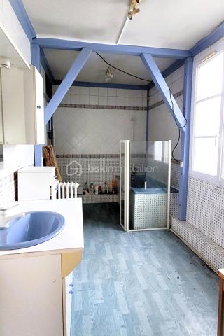 A l’entrée d’une commune limitrophe de Châteaudun, à quelques minutes de la zone d’activité avec tous commerces, sur un axe routier desservant Chartres, à deux pas d’une boulangerie et jouxtant un parc arboré :
Maison familiale sur deux niveaux + combles, disposant de beaux volumes et de 4 chambres dont une au RdC, avec un jardin d’environ 1700 m², stationnements extérieur et garage, 
La maison est mitoyenne d’un côté avec des espaces n’étant pas des pièces habitables.

Beaucoup de luminosité avec des baies vitrées et fenêtres grandes hauteur. Plusieurs fenêtres par pièce, PVC double-vitrage, avec persiennes PVC isolées.
Toutes les pièces du Rez-de-chaussée communiquent par des portes vitrées, accentuant la luminosité des lieux.

Au RdC :
  -	Un séjour de 21 m² communique avec : un salon-salle-à-manger de 19 m², le palier, la cuisine de 15 m² et la terrasse surélevée ;
  -	Le palier dessert : une chambre de 13 m², un WC séparé et le sas d’entrée.

A l’ÉTAGE :
Un grand palier avec grands placards dessert : 
  -	3 grandes chambres (17, 15 et 14 m²) ;
  -	Une salle de bain de 10 m² ;
  -	Un cagibi pouvant être aménagé en WC.

Un garage avec dépendance et un appentis à restaurer, ainsi qu'une cave surface totale complètent ce bien.
Le tout est à rafraîchir
Une partie du terrain est à ré-engazonner et la rénovation électrique en cours à achever.

+ LES PLUS + :
  -	Cuisine très bon état (servi 2 ans)
  -	Couverture rénovée il y a 8 ans en ardoise naturelle et isolation 30 cm
  -	Terrasse en technologie drainante réalisée par un professionnel
  -	Chauffage par chaudière gaz à condensation de moins de 2 ans avec thermostat central 
  -	Tout-à-l’égout
  -	Points d’eau extérieurs
  -	Raccordable fibre
  -	A deux pas des commerces de proximité
  -	Très beau potentiel immobilier si rénovation de qualité
.