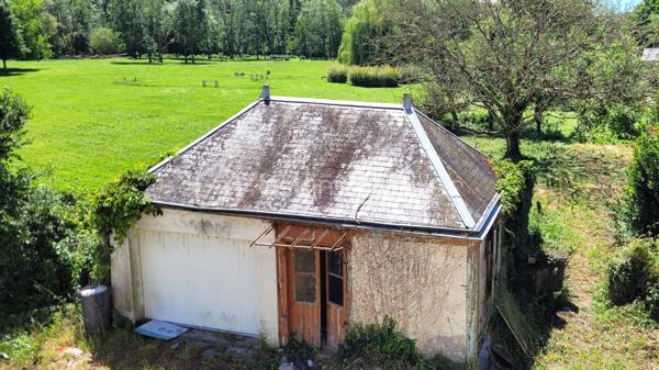 A l’entrée d’une commune limitrophe de Châteaudun, à quelques minutes de la zone d’activité avec tous commerces, sur un axe routier desservant Chartres, à deux pas d’une boulangerie et jouxtant un parc arboré :
Maison familiale sur deux niveaux + combles, disposant de beaux volumes et de 4 chambres dont une au RdC, avec un jardin d’environ 1700 m², stationnements extérieur et garage, 
La maison est mitoyenne d’un côté avec des espaces n’étant pas des pièces habitables.

Beaucoup de luminosité avec des baies vitrées et fenêtres grandes hauteur. Plusieurs fenêtres par pièce, PVC double-vitrage, avec persiennes PVC isolées.
Toutes les pièces du Rez-de-chaussée communiquent par des portes vitrées, accentuant la luminosité des lieux.

Au RdC :
  -	Un séjour de 21 m² communique avec : un salon-salle-à-manger de 19 m², le palier, la cuisine de 15 m² et la terrasse surélevée ;
  -	Le palier dessert : une chambre de 13 m², un WC séparé et le sas d’entrée.

A l’ÉTAGE :
Un grand palier avec grands placards dessert : 
  -	3 grandes chambres (17, 15 et 14 m²) ;
  -	Une salle de bain de 10 m² ;
  -	Un cagibi pouvant être aménagé en WC.

Un garage avec dépendance et un appentis à restaurer, ainsi qu'une cave surface totale complètent ce bien.
Le tout est à rafraîchir
Une partie du terrain est à ré-engazonner et la rénovation électrique en cours à achever.

+ LES PLUS + :
  -	Cuisine très bon état (servi 2 ans)
  -	Couverture rénovée il y a 8 ans en ardoise naturelle et isolation 30 cm
  -	Terrasse en technologie drainante réalisée par un professionnel
  -	Chauffage par chaudière gaz à condensation de moins de 2 ans avec thermostat central 
  -	Tout-à-l’égout
  -	Points d’eau extérieurs
  -	Raccordable fibre
  -	A deux pas des commerces de proximité
  -	Très beau potentiel immobilier si rénovation de qualité
.