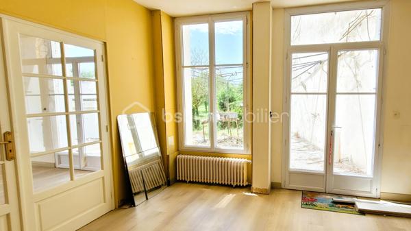 A l’entrée d’une commune limitrophe de Châteaudun, à quelques minutes de la zone d’activité avec tous commerces, sur un axe routier desservant Chartres, à deux pas d’une boulangerie et jouxtant un parc arboré :
Maison familiale sur deux niveaux + combles, disposant de beaux volumes et de 4 chambres dont une au RdC, avec un jardin d’environ 1700 m², stationnements extérieur et garage, 
La maison est mitoyenne d’un côté avec des espaces n’étant pas des pièces habitables.

Beaucoup de luminosité avec des baies vitrées et fenêtres grandes hauteur. Plusieurs fenêtres par pièce, PVC double-vitrage, avec persiennes PVC isolées.
Toutes les pièces du Rez-de-chaussée communiquent par des portes vitrées, accentuant la luminosité des lieux.

Au RdC :
  -	Un séjour de 21 m² communique avec : un salon-salle-à-manger de 19 m², le palier, la cuisine de 15 m² et la terrasse surélevée ;
  -	Le palier dessert : une chambre de 13 m², un WC séparé et le sas d’entrée.

A l’ÉTAGE :
Un grand palier avec grands placards dessert : 
  -	3 grandes chambres (17, 15 et 14 m²) ;
  -	Une salle de bain de 10 m² ;
  -	Un cagibi pouvant être aménagé en WC.

Un garage avec dépendance et un appentis à restaurer, ainsi qu'une cave surface totale complètent ce bien.
Le tout est à rafraîchir
Une partie du terrain est à ré-engazonner et la rénovation électrique en cours à achever.

+ LES PLUS + :
  -	Cuisine très bon état (servi 2 ans)
  -	Couverture rénovée il y a 8 ans en ardoise naturelle et isolation 30 cm
  -	Terrasse en technologie drainante réalisée par un professionnel
  -	Chauffage par chaudière gaz à condensation de moins de 2 ans avec thermostat central 
  -	Tout-à-l’égout
  -	Points d’eau extérieurs
  -	Raccordable fibre
  -	A deux pas des commerces de proximité
  -	Très beau potentiel immobilier si rénovation de qualité
.