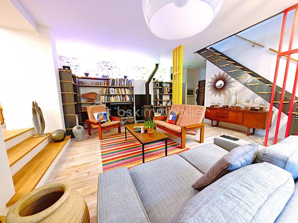 Maison d'architecte RT 2012 contemporaine de 112 m² 5 pièces avec garage indépendant et grenier. À 15 minutes au sud de RAMBOUILLET – Une maison d’architecte où il fait bon vivre. Situation exceptionnelle tout à pied. Maison d'architecte RT 2012 contemporaine de 112 m² 5 pièces avec garage indépendant et grenier. Terrain de 232 m² clos de murs.
Le confort moderne, à deux pas de tout !
Bienvenue dans cette superbe maison contemporaine RT 2012 de 112 m², pensée pour vous simplifier la vie et vous offrir un cadre agréable au quotidien. Située dans un quartier calme, vous êtes à quelques minutes à pied des écoles, du collège, des commerces et des installations sportives. Tout est là, à portée de main !
Ce que vous allez adorer :
Une grande pièce de vie lumineuse de 47 m² avec cuisine ouverte, parfaite pour les repas en famille ou entre amis
Une terrasse accueillante pour vos moments de détente au soleil
Une chambre et une salle d’eau au rez-de-chaussée, idéale pour recevoir ou pour une vie de plain-pied
À l’étage : 3 jolies chambres et une seconde salle d’eau avec douche à l’italienne
Un jardin paysager de 127 m² avec allées pavées et pergola, pour profiter pleinement des beaux jours
Un garage indépendant avec grenier pour encore plus de rangement
Des meubles design faits sur mesure, déjà en place : vous n’avez plus qu’à poser vos valises !
Un vrai coup de cœur !
Cette maison combine modernité, fonctionnalité et douceur de vivre. Elle n’attend que vous !
📞 Envie de la visiter ?
Appelez-moi 7j/7, je me ferai un plaisir de vous accompagner dans votre projet. Une visite s’impose !