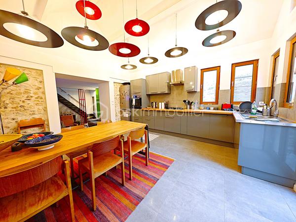 Maison d'architecte RT 2012 contemporaine de 112 m² 5 pièces avec garage indépendant et grenier. À 15 minutes au sud de RAMBOUILLET – Une maison d’architecte où il fait bon vivre. Situation exceptionnelle tout à pied. Maison d'architecte RT 2012 contemporaine de 112 m² 5 pièces avec garage indépendant et grenier. Terrain de 232 m² clos de murs.
Le confort moderne, à deux pas de tout !
Bienvenue dans cette superbe maison contemporaine RT 2012 de 112 m², pensée pour vous simplifier la vie et vous offrir un cadre agréable au quotidien. Située dans un quartier calme, vous êtes à quelques minutes à pied des écoles, du collège, des commerces et des installations sportives. Tout est là, à portée de main !
Ce que vous allez adorer :
Une grande pièce de vie lumineuse de 47 m² avec cuisine ouverte, parfaite pour les repas en famille ou entre amis
Une terrasse accueillante pour vos moments de détente au soleil
Une chambre et une salle d’eau au rez-de-chaussée, idéale pour recevoir ou pour une vie de plain-pied
À l’étage : 3 jolies chambres et une seconde salle d’eau avec douche à l’italienne
Un jardin paysager de 127 m² avec allées pavées et pergola, pour profiter pleinement des beaux jours
Un garage indépendant avec grenier pour encore plus de rangement
Des meubles design faits sur mesure, déjà en place : vous n’avez plus qu’à poser vos valises !
Un vrai coup de cœur !
Cette maison combine modernité, fonctionnalité et douceur de vivre. Elle n’attend que vous !
📞 Envie de la visiter ?
Appelez-moi 7j/7, je me ferai un plaisir de vous accompagner dans votre projet. Une visite s’impose !
