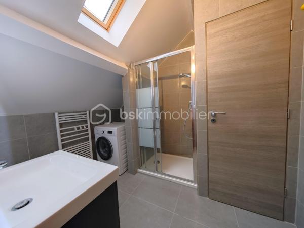 Maison d'architecte RT 2012 contemporaine de 112 m² 5 pièces avec garage indépendant et grenier. À 15 minutes au sud de RAMBOUILLET – Une maison d’architecte où il fait bon vivre. Situation exceptionnelle tout à pied. Maison d'architecte RT 2012 contemporaine de 112 m² 5 pièces avec garage indépendant et grenier. Terrain de 232 m² clos de murs.
Le confort moderne, à deux pas de tout !
Bienvenue dans cette superbe maison contemporaine RT 2012 de 112 m², pensée pour vous simplifier la vie et vous offrir un cadre agréable au quotidien. Située dans un quartier calme, vous êtes à quelques minutes à pied des écoles, du collège, des commerces et des installations sportives. Tout est là, à portée de main !
Ce que vous allez adorer :
Une grande pièce de vie lumineuse de 47 m² avec cuisine ouverte, parfaite pour les repas en famille ou entre amis
Une terrasse accueillante pour vos moments de détente au soleil
Une chambre et une salle d’eau au rez-de-chaussée, idéale pour recevoir ou pour une vie de plain-pied
À l’étage : 3 jolies chambres et une seconde salle d’eau avec douche à l’italienne
Un jardin paysager de 127 m² avec allées pavées et pergola, pour profiter pleinement des beaux jours
Un garage indépendant avec grenier pour encore plus de rangement
Des meubles design faits sur mesure, déjà en place : vous n’avez plus qu’à poser vos valises !
Un vrai coup de cœur !
Cette maison combine modernité, fonctionnalité et douceur de vivre. Elle n’attend que vous !
📞 Envie de la visiter ?
Appelez-moi 7j/7, je me ferai un plaisir de vous accompagner dans votre projet. Une visite s’impose !