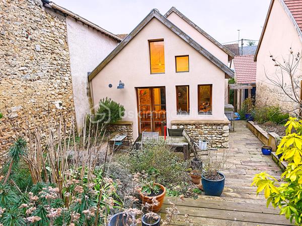 Maison d'architecte RT 2012 contemporaine de 112 m² 5 pièces avec garage indépendant et grenier. À 15 minutes au sud de RAMBOUILLET – Une maison d’architecte où il fait bon vivre. Situation exceptionnelle tout à pied. Maison d'architecte RT 2012 contemporaine de 112 m² 5 pièces avec garage indépendant et grenier. Terrain de 232 m² clos de murs.
Le confort moderne, à deux pas de tout !
Bienvenue dans cette superbe maison contemporaine RT 2012 de 112 m², pensée pour vous simplifier la vie et vous offrir un cadre agréable au quotidien. Située dans un quartier calme, vous êtes à quelques minutes à pied des écoles, du collège, des commerces et des installations sportives. Tout est là, à portée de main !
Ce que vous allez adorer :
Une grande pièce de vie lumineuse de 47 m² avec cuisine ouverte, parfaite pour les repas en famille ou entre amis
Une terrasse accueillante pour vos moments de détente au soleil
Une chambre et une salle d’eau au rez-de-chaussée, idéale pour recevoir ou pour une vie de plain-pied
À l’étage : 3 jolies chambres et une seconde salle d’eau avec douche à l’italienne
Un jardin paysager de 127 m² avec allées pavées et pergola, pour profiter pleinement des beaux jours
Un garage indépendant avec grenier pour encore plus de rangement
Des meubles design faits sur mesure, déjà en place : vous n’avez plus qu’à poser vos valises !
Un vrai coup de cœur !
Cette maison combine modernité, fonctionnalité et douceur de vivre. Elle n’attend que vous !
📞 Envie de la visiter ?
Appelez-moi 7j/7, je me ferai un plaisir de vous accompagner dans votre projet. Une visite s’impose !