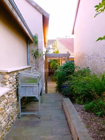 Maison d'architecte RT 2012 contemporaine de 112 m² 5 pièces avec garage indépendant et grenier. À 15 minutes au sud de RAMBOUILLET – Une maison d’architecte où il fait bon vivre. Situation exceptionnelle tout à pied. Maison d'architecte RT 2012 contemporaine de 112 m² 5 pièces avec garage indépendant et grenier. Terrain de 232 m² clos de murs.
Le confort moderne, à deux pas de tout !
Bienvenue dans cette superbe maison contemporaine RT 2012 de 112 m², pensée pour vous simplifier la vie et vous offrir un cadre agréable au quotidien. Située dans un quartier calme, vous êtes à quelques minutes à pied des écoles, du collège, des commerces et des installations sportives. Tout est là, à portée de main !
Ce que vous allez adorer :
Une grande pièce de vie lumineuse de 47 m² avec cuisine ouverte, parfaite pour les repas en famille ou entre amis
Une terrasse accueillante pour vos moments de détente au soleil
Une chambre et une salle d’eau au rez-de-chaussée, idéale pour recevoir ou pour une vie de plain-pied
À l’étage : 3 jolies chambres et une seconde salle d’eau avec douche à l’italienne
Un jardin paysager de 127 m² avec allées pavées et pergola, pour profiter pleinement des beaux jours
Un garage indépendant avec grenier pour encore plus de rangement
Des meubles design faits sur mesure, déjà en place : vous n’avez plus qu’à poser vos valises !
Un vrai coup de cœur !
Cette maison combine modernité, fonctionnalité et douceur de vivre. Elle n’attend que vous !
📞 Envie de la visiter ?
Appelez-moi 7j/7, je me ferai un plaisir de vous accompagner dans votre projet. Une visite s’impose !