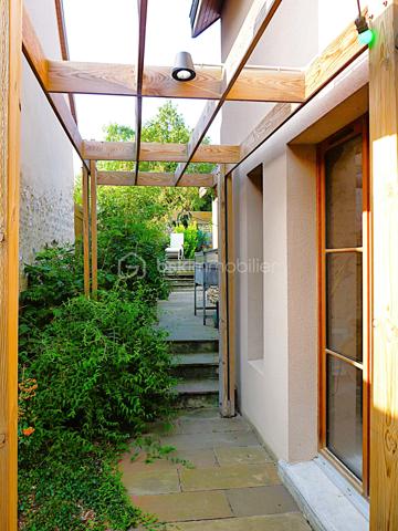 Maison d'architecte RT 2012 contemporaine de 112 m² 5 pièces avec garage indépendant et grenier. À 15 minutes au sud de RAMBOUILLET – Une maison d’architecte où il fait bon vivre. Situation exceptionnelle tout à pied. Maison d'architecte RT 2012 contemporaine de 112 m² 5 pièces avec garage indépendant et grenier. Terrain de 232 m² clos de murs.
Le confort moderne, à deux pas de tout !
Bienvenue dans cette superbe maison contemporaine RT 2012 de 112 m², pensée pour vous simplifier la vie et vous offrir un cadre agréable au quotidien. Située dans un quartier calme, vous êtes à quelques minutes à pied des écoles, du collège, des commerces et des installations sportives. Tout est là, à portée de main !
Ce que vous allez adorer :
Une grande pièce de vie lumineuse de 47 m² avec cuisine ouverte, parfaite pour les repas en famille ou entre amis
Une terrasse accueillante pour vos moments de détente au soleil
Une chambre et une salle d’eau au rez-de-chaussée, idéale pour recevoir ou pour une vie de plain-pied
À l’étage : 3 jolies chambres et une seconde salle d’eau avec douche à l’italienne
Un jardin paysager de 127 m² avec allées pavées et pergola, pour profiter pleinement des beaux jours
Un garage indépendant avec grenier pour encore plus de rangement
Des meubles design faits sur mesure, déjà en place : vous n’avez plus qu’à poser vos valises !
Un vrai coup de cœur !
Cette maison combine modernité, fonctionnalité et douceur de vivre. Elle n’attend que vous !
📞 Envie de la visiter ?
Appelez-moi 7j/7, je me ferai un plaisir de vous accompagner dans votre projet. Une visite s’impose !