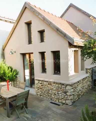 Maison d'architecte RT 2012 contemporaine de 112 m² 5 pièces avec garage indépendant et grenier. À 15 minutes au sud de RAMBOUILLET – Une maison d’architecte où il fait bon vivre. Situation exceptionnelle tout à pied. Maison d'architecte RT 2012 contemporaine de 112 m² 5 pièces avec garage indépendant et grenier. Terrain de 232 m² clos de murs.
Le confort moderne, à deux pas de tout !
Bienvenue dans cette superbe maison contemporaine RT 2012 de 112 m², pensée pour vous simplifier la vie et vous offrir un cadre agréable au quotidien. Située dans un quartier calme, vous êtes à quelques minutes à pied des écoles, du collège, des commerces et des installations sportives. Tout est là, à portée de main !
Ce que vous allez adorer :
Une grande pièce de vie lumineuse de 47 m² avec cuisine ouverte, parfaite pour les repas en famille ou entre amis
Une terrasse accueillante pour vos moments de détente au soleil
Une chambre et une salle d’eau au rez-de-chaussée, idéale pour recevoir ou pour une vie de plain-pied
À l’étage : 3 jolies chambres et une seconde salle d’eau avec douche à l’italienne
Un jardin paysager de 127 m² avec allées pavées et pergola, pour profiter pleinement des beaux jours
Un garage indépendant avec grenier pour encore plus de rangement
Des meubles design faits sur mesure, déjà en place : vous n’avez plus qu’à poser vos valises !
Un vrai coup de cœur !
Cette maison combine modernité, fonctionnalité et douceur de vivre. Elle n’attend que vous !
📞 Envie de la visiter ?
Appelez-moi 7j/7, je me ferai un plaisir de vous accompagner dans votre projet. Une visite s’impose !