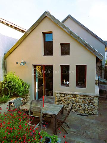 Maison d'architecte RT 2012 contemporaine de 112 m² 5 pièces avec garage indépendant et grenier. À 15 minutes au sud de RAMBOUILLET – Une maison d’architecte où il fait bon vivre. Situation exceptionnelle tout à pied. Maison d'architecte RT 2012 contemporaine de 112 m² 5 pièces avec garage indépendant et grenier. Terrain de 232 m² clos de murs.
Le confort moderne, à deux pas de tout !
Bienvenue dans cette superbe maison contemporaine RT 2012 de 112 m², pensée pour vous simplifier la vie et vous offrir un cadre agréable au quotidien. Située dans un quartier calme, vous êtes à quelques minutes à pied des écoles, du collège, des commerces et des installations sportives. Tout est là, à portée de main !
Ce que vous allez adorer :
Une grande pièce de vie lumineuse de 47 m² avec cuisine ouverte, parfaite pour les repas en famille ou entre amis
Une terrasse accueillante pour vos moments de détente au soleil
Une chambre et une salle d’eau au rez-de-chaussée, idéale pour recevoir ou pour une vie de plain-pied
À l’étage : 3 jolies chambres et une seconde salle d’eau avec douche à l’italienne
Un jardin paysager de 127 m² avec allées pavées et pergola, pour profiter pleinement des beaux jours
Un garage indépendant avec grenier pour encore plus de rangement
Des meubles design faits sur mesure, déjà en place : vous n’avez plus qu’à poser vos valises !
Un vrai coup de cœur !
Cette maison combine modernité, fonctionnalité et douceur de vivre. Elle n’attend que vous !
📞 Envie de la visiter ?
Appelez-moi 7j/7, je me ferai un plaisir de vous accompagner dans votre projet. Une visite s’impose !