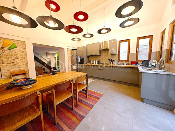 Maison d'architecte RT 2012 contemporaine de 112 m² 5 pièces avec garage indépendant et grenier. À 15 minutes au sud de RAMBOUILLET – Une maison d’architecte où il fait bon vivre. Situation exceptionnelle tout à pied. Maison d'architecte RT 2012 contemporaine de 112 m² 5 pièces avec garage indépendant et grenier. Terrain de 232 m² clos de murs.
Le confort moderne, à deux pas de tout !
Bienvenue dans cette superbe maison contemporaine RT 2012 de 112 m², pensée pour vous simplifier la vie et vous offrir un cadre agréable au quotidien. Située dans un quartier calme, vous êtes à quelques minutes à pied des écoles, du collège, des commerces et des installations sportives. Tout est là, à portée de main !
Ce que vous allez adorer :
Une grande pièce de vie lumineuse de 47 m² avec cuisine ouverte, parfaite pour les repas en famille ou entre amis
Une terrasse accueillante pour vos moments de détente au soleil
Une chambre et une salle d’eau au rez-de-chaussée, idéale pour recevoir ou pour une vie de plain-pied
À l’étage : 3 jolies chambres et une seconde salle d’eau avec douche à l’italienne
Un jardin paysager de 127 m² avec allées pavées et pergola, pour profiter pleinement des beaux jours
Un garage indépendant avec grenier pour encore plus de rangement
Des meubles design faits sur mesure, déjà en place : vous n’avez plus qu’à poser vos valises !
Un vrai coup de cœur !
Cette maison combine modernité, fonctionnalité et douceur de vivre. Elle n’attend que vous !
📞 Envie de la visiter ?
Appelez-moi 7j/7, je me ferai un plaisir de vous accompagner dans votre projet. Une visite s’impose !
