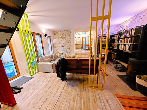 Maison d'architecte RT 2012 contemporaine de 112 m² 5 pièces avec garage indépendant et grenier. À 15 minutes au sud de RAMBOUILLET – Une maison d’architecte où il fait bon vivre. Situation exceptionnelle tout à pied. Maison d'architecte RT 2012 contemporaine de 112 m² 5 pièces avec garage indépendant et grenier. Terrain de 232 m² clos de murs.
Le confort moderne, à deux pas de tout !
Bienvenue dans cette superbe maison contemporaine RT 2012 de 112 m², pensée pour vous simplifier la vie et vous offrir un cadre agréable au quotidien. Située dans un quartier calme, vous êtes à quelques minutes à pied des écoles, du collège, des commerces et des installations sportives. Tout est là, à portée de main !
Ce que vous allez adorer :
Une grande pièce de vie lumineuse de 47 m² avec cuisine ouverte, parfaite pour les repas en famille ou entre amis
Une terrasse accueillante pour vos moments de détente au soleil
Une chambre et une salle d’eau au rez-de-chaussée, idéale pour recevoir ou pour une vie de plain-pied
À l’étage : 3 jolies chambres et une seconde salle d’eau avec douche à l’italienne
Un jardin paysager de 127 m² avec allées pavées et pergola, pour profiter pleinement des beaux jours
Un garage indépendant avec grenier pour encore plus de rangement
Des meubles design faits sur mesure, déjà en place : vous n’avez plus qu’à poser vos valises !
Un vrai coup de cœur !
Cette maison combine modernité, fonctionnalité et douceur de vivre. Elle n’attend que vous !
📞 Envie de la visiter ?
Appelez-moi 7j/7, je me ferai un plaisir de vous accompagner dans votre projet. Une visite s’impose !