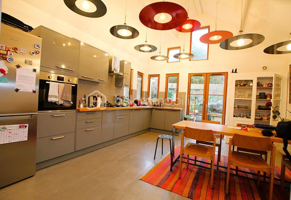 Maison d'architecte RT 2012 contemporaine de 112 m² 5 pièces avec garage indépendant et grenier. À 15 minutes au sud de RAMBOUILLET – Une maison d’architecte où il fait bon vivre. Situation exceptionnelle tout à pied. Maison d'architecte RT 2012 contemporaine de 112 m² 5 pièces avec garage indépendant et grenier. Terrain de 232 m² clos de murs.
Le confort moderne, à deux pas de tout !
Bienvenue dans cette superbe maison contemporaine RT 2012 de 112 m², pensée pour vous simplifier la vie et vous offrir un cadre agréable au quotidien. Située dans un quartier calme, vous êtes à quelques minutes à pied des écoles, du collège, des commerces et des installations sportives. Tout est là, à portée de main !
Ce que vous allez adorer :
Une grande pièce de vie lumineuse de 47 m² avec cuisine ouverte, parfaite pour les repas en famille ou entre amis
Une terrasse accueillante pour vos moments de détente au soleil
Une chambre et une salle d’eau au rez-de-chaussée, idéale pour recevoir ou pour une vie de plain-pied
À l’étage : 3 jolies chambres et une seconde salle d’eau avec douche à l’italienne
Un jardin paysager de 127 m² avec allées pavées et pergola, pour profiter pleinement des beaux jours
Un garage indépendant avec grenier pour encore plus de rangement
Des meubles design faits sur mesure, déjà en place : vous n’avez plus qu’à poser vos valises !
Un vrai coup de cœur !
Cette maison combine modernité, fonctionnalité et douceur de vivre. Elle n’attend que vous !
📞 Envie de la visiter ?
Appelez-moi 7j/7, je me ferai un plaisir de vous accompagner dans votre projet. Une visite s’impose !