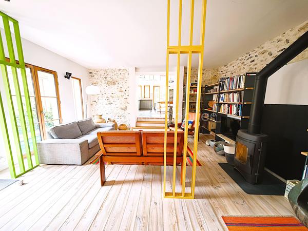 Maison d'architecte RT 2012 contemporaine de 112 m² 5 pièces avec garage indépendant et grenier. À 15 minutes au sud de RAMBOUILLET – Une maison d’architecte où il fait bon vivre. Situation exceptionnelle tout à pied. Maison d'architecte RT 2012 contemporaine de 112 m² 5 pièces avec garage indépendant et grenier. Terrain de 232 m² clos de murs.
Le confort moderne, à deux pas de tout !
Bienvenue dans cette superbe maison contemporaine RT 2012 de 112 m², pensée pour vous simplifier la vie et vous offrir un cadre agréable au quotidien. Située dans un quartier calme, vous êtes à quelques minutes à pied des écoles, du collège, des commerces et des installations sportives. Tout est là, à portée de main !
Ce que vous allez adorer :
Une grande pièce de vie lumineuse de 47 m² avec cuisine ouverte, parfaite pour les repas en famille ou entre amis
Une terrasse accueillante pour vos moments de détente au soleil
Une chambre et une salle d’eau au rez-de-chaussée, idéale pour recevoir ou pour une vie de plain-pied
À l’étage : 3 jolies chambres et une seconde salle d’eau avec douche à l’italienne
Un jardin paysager de 127 m² avec allées pavées et pergola, pour profiter pleinement des beaux jours
Un garage indépendant avec grenier pour encore plus de rangement
Des meubles design faits sur mesure, déjà en place : vous n’avez plus qu’à poser vos valises !
Un vrai coup de cœur !
Cette maison combine modernité, fonctionnalité et douceur de vivre. Elle n’attend que vous !
📞 Envie de la visiter ?
Appelez-moi 7j/7, je me ferai un plaisir de vous accompagner dans votre projet. Une visite s’impose !