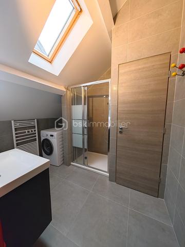 Maison d'architecte RT 2012 contemporaine de 112 m² 5 pièces avec garage indépendant et grenier. À 15 minutes au sud de RAMBOUILLET – Une maison d’architecte où il fait bon vivre. Situation exceptionnelle tout à pied. Maison d'architecte RT 2012 contemporaine de 112 m² 5 pièces avec garage indépendant et grenier. Terrain de 232 m² clos de murs.
Le confort moderne, à deux pas de tout !
Bienvenue dans cette superbe maison contemporaine RT 2012 de 112 m², pensée pour vous simplifier la vie et vous offrir un cadre agréable au quotidien. Située dans un quartier calme, vous êtes à quelques minutes à pied des écoles, du collège, des commerces et des installations sportives. Tout est là, à portée de main !
Ce que vous allez adorer :
Une grande pièce de vie lumineuse de 47 m² avec cuisine ouverte, parfaite pour les repas en famille ou entre amis
Une terrasse accueillante pour vos moments de détente au soleil
Une chambre et une salle d’eau au rez-de-chaussée, idéale pour recevoir ou pour une vie de plain-pied
À l’étage : 3 jolies chambres et une seconde salle d’eau avec douche à l’italienne
Un jardin paysager de 127 m² avec allées pavées et pergola, pour profiter pleinement des beaux jours
Un garage indépendant avec grenier pour encore plus de rangement
Des meubles design faits sur mesure, déjà en place : vous n’avez plus qu’à poser vos valises !
Un vrai coup de cœur !
Cette maison combine modernité, fonctionnalité et douceur de vivre. Elle n’attend que vous !
📞 Envie de la visiter ?
Appelez-moi 7j/7, je me ferai un plaisir de vous accompagner dans votre projet. Une visite s’impose !