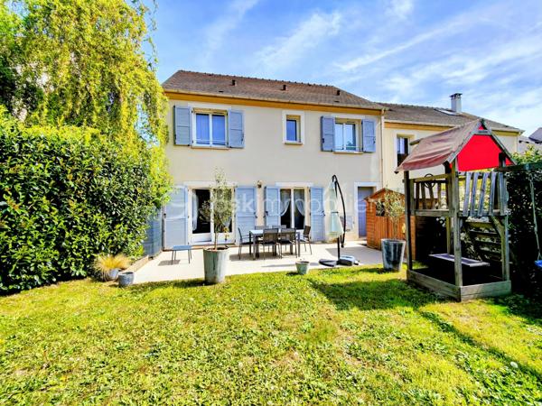 Découvrez cette maison contemporaine de 120 m² nichée dans un quartier résidentiel paisible de Jouars-Pontchartrain. Parfait équilibre entre vie à la campagne et proximité urbaine, ce bien offre un cadre de vie idéal pour une famille recherchant confort et modernité. Cette maison indépendante, bâtie en 2015, s'élève sur deux niveaux et s'étend sur un terrain de 325 m². Elle comprend 6 pièces, 4 chambres dont une suite parentale, une salle de bains, et une salle d'eau, le tout récemment rénové et prêt à accueillir ses nouveaux propriétaires. 

L'intérieur, spacieux et lumineux, s'articule autour d'un séjour convivial, d'une cuisine fonctionnelle et ouverte, et de chambres avec vue dégagée. La qualité de l'isolation et le vitrage double assurent une atmosphère chaleureuse. Pompe à chaleur et piscine agrémentent la propriété avec jardin clos arboré et fleuri, orientée Est-Ouest, sans vis-à-vis et avec une vue dégagée.

Deux parkings complètent l'extérieur, parfait pour profiter des longues soirées d'été en toute sérénité. Réel coup de cœur pour cette maison à faible taxe foncière (1 336 €), idéale pour ceux qui recherchent un cadre de vie calme, tout en bénéficiant des commodités à proximité.

- Bus 5206, 5214, 5219, 5298, 5315, 5327 iledefrance-mobilites.fr 
- Gare ligne N - Dreux Versailles - Paris Montparnasse

ASL : charges annuelles 170 euros en 2025

Pour + d'infos : M. Willy BOYÉ - 07 87 37 75 87
A votre dispo pour vous conseiller et vous accompagner dans l’élaboration de votre projet de vie !

Action !