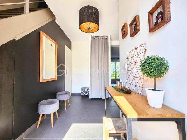 Découvrez cette maison contemporaine de 120 m² nichée dans un quartier résidentiel paisible de Jouars-Pontchartrain. Parfait équilibre entre vie à la campagne et proximité urbaine, ce bien offre un cadre de vie idéal pour une famille recherchant confort et modernité. Cette maison indépendante, bâtie en 2015, s'élève sur deux niveaux et s'étend sur un terrain de 325 m². Elle comprend 6 pièces, 4 chambres dont une suite parentale, une salle de bains, et une salle d'eau, le tout récemment rénové et prêt à accueillir ses nouveaux propriétaires. 

L'intérieur, spacieux et lumineux, s'articule autour d'un séjour convivial, d'une cuisine fonctionnelle et ouverte, et de chambres avec vue dégagée. La qualité de l'isolation et le vitrage double assurent une atmosphère chaleureuse. Pompe à chaleur et piscine agrémentent la propriété avec jardin clos arboré et fleuri, orientée Est-Ouest, sans vis-à-vis et avec une vue dégagée.

Deux parkings complètent l'extérieur, parfait pour profiter des longues soirées d'été en toute sérénité. Réel coup de cœur pour cette maison à faible taxe foncière (1 336 €), idéale pour ceux qui recherchent un cadre de vie calme, tout en bénéficiant des commodités à proximité.

- Bus 5206, 5214, 5219, 5298, 5315, 5327 iledefrance-mobilites.fr 
- Gare ligne N - Dreux Versailles - Paris Montparnasse

ASL : charges annuelles 170 euros en 2025

Pour + d'infos : M. Willy BOYÉ - 07 87 37 75 87
A votre dispo pour vous conseiller et vous accompagner dans l’élaboration de votre projet de vie !

Action !