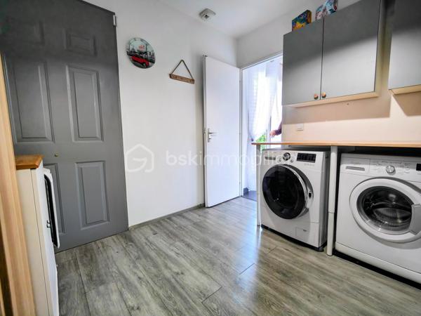 Découvrez cette maison contemporaine de 120 m² nichée dans un quartier résidentiel paisible de Jouars-Pontchartrain. Parfait équilibre entre vie à la campagne et proximité urbaine, ce bien offre un cadre de vie idéal pour une famille recherchant confort et modernité. Cette maison indépendante, bâtie en 2015, s'élève sur deux niveaux et s'étend sur un terrain de 325 m². Elle comprend 6 pièces, 4 chambres dont une suite parentale, une salle de bains, et une salle d'eau, le tout récemment rénové et prêt à accueillir ses nouveaux propriétaires. 

L'intérieur, spacieux et lumineux, s'articule autour d'un séjour convivial, d'une cuisine fonctionnelle et ouverte, et de chambres avec vue dégagée. La qualité de l'isolation et le vitrage double assurent une atmosphère chaleureuse. Pompe à chaleur et piscine agrémentent la propriété avec jardin clos arboré et fleuri, orientée Est-Ouest, sans vis-à-vis et avec une vue dégagée.

Deux parkings complètent l'extérieur, parfait pour profiter des longues soirées d'été en toute sérénité. Réel coup de cœur pour cette maison à faible taxe foncière (1 336 €), idéale pour ceux qui recherchent un cadre de vie calme, tout en bénéficiant des commodités à proximité.

- Bus 5206, 5214, 5219, 5298, 5315, 5327 iledefrance-mobilites.fr 
- Gare ligne N - Dreux Versailles - Paris Montparnasse

ASL : charges annuelles 170 euros en 2025

Pour + d'infos : M. Willy BOYÉ - 07 87 37 75 87
A votre dispo pour vous conseiller et vous accompagner dans l’élaboration de votre projet de vie !

Action !