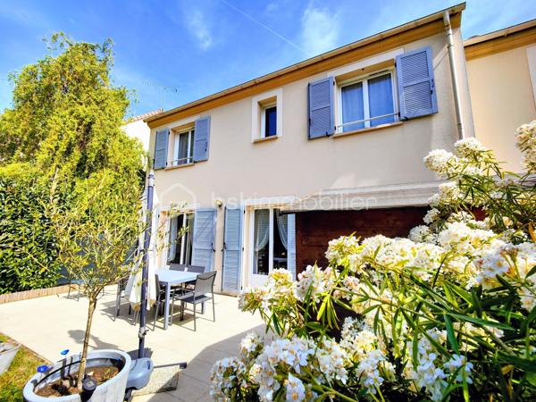 Découvrez cette maison contemporaine de 120 m² nichée dans un quartier résidentiel paisible de Jouars-Pontchartrain. Parfait équilibre entre vie à la campagne et proximité urbaine, ce bien offre un cadre de vie idéal pour une famille recherchant confort et modernité. Cette maison indépendante, bâtie en 2015, s'élève sur deux niveaux et s'étend sur un terrain de 325 m². Elle comprend 6 pièces, 4 chambres dont une suite parentale, une salle de bains, et une salle d'eau, le tout récemment rénové et prêt à accueillir ses nouveaux propriétaires. 

L'intérieur, spacieux et lumineux, s'articule autour d'un séjour convivial, d'une cuisine fonctionnelle et ouverte, et de chambres avec vue dégagée. La qualité de l'isolation et le vitrage double assurent une atmosphère chaleureuse. Pompe à chaleur et piscine agrémentent la propriété avec jardin clos arboré et fleuri, orientée Est-Ouest, sans vis-à-vis et avec une vue dégagée.

Deux parkings complètent l'extérieur, parfait pour profiter des longues soirées d'été en toute sérénité. Réel coup de cœur pour cette maison à faible taxe foncière (1 336 €), idéale pour ceux qui recherchent un cadre de vie calme, tout en bénéficiant des commodités à proximité.

- Bus 5206, 5214, 5219, 5298, 5315, 5327 iledefrance-mobilites.fr 
- Gare ligne N - Dreux Versailles - Paris Montparnasse

ASL : charges annuelles 170 euros en 2025

Pour + d'infos : M. Willy BOYÉ - 07 87 37 75 87
A votre dispo pour vous conseiller et vous accompagner dans l’élaboration de votre projet de vie !

Action !