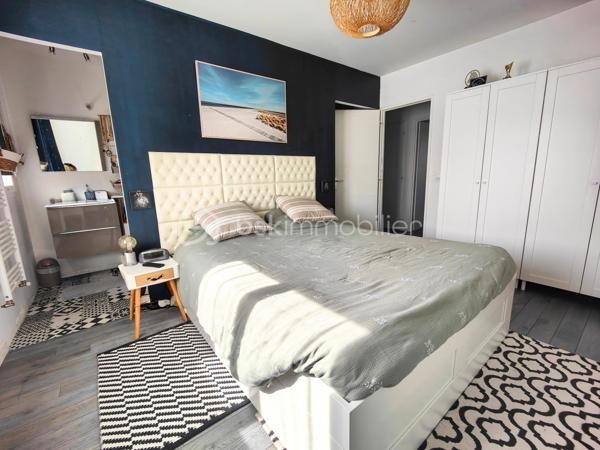 Découvrez cette maison contemporaine de 120 m² nichée dans un quartier résidentiel paisible de Jouars-Pontchartrain. Parfait équilibre entre vie à la campagne et proximité urbaine, ce bien offre un cadre de vie idéal pour une famille recherchant confort et modernité. Cette maison indépendante, bâtie en 2015, s'élève sur deux niveaux et s'étend sur un terrain de 325 m². Elle comprend 6 pièces, 4 chambres dont une suite parentale, une salle de bains, et une salle d'eau, le tout récemment rénové et prêt à accueillir ses nouveaux propriétaires. 

L'intérieur, spacieux et lumineux, s'articule autour d'un séjour convivial, d'une cuisine fonctionnelle et ouverte, et de chambres avec vue dégagée. La qualité de l'isolation et le vitrage double assurent une atmosphère chaleureuse. Pompe à chaleur et piscine agrémentent la propriété avec jardin clos arboré et fleuri, orientée Est-Ouest, sans vis-à-vis et avec une vue dégagée.

Deux parkings complètent l'extérieur, parfait pour profiter des longues soirées d'été en toute sérénité. Réel coup de cœur pour cette maison à faible taxe foncière (1 336 €), idéale pour ceux qui recherchent un cadre de vie calme, tout en bénéficiant des commodités à proximité.

- Bus 5206, 5214, 5219, 5298, 5315, 5327 iledefrance-mobilites.fr 
- Gare ligne N - Dreux Versailles - Paris Montparnasse

ASL : charges annuelles 170 euros en 2025

Pour + d'infos : M. Willy BOYÉ - 07 87 37 75 87
A votre dispo pour vous conseiller et vous accompagner dans l’élaboration de votre projet de vie !

Action !