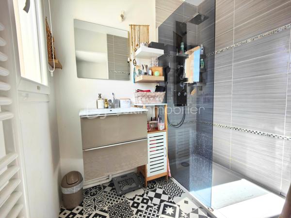 Découvrez cette maison contemporaine de 120 m² nichée dans un quartier résidentiel paisible de Jouars-Pontchartrain. Parfait équilibre entre vie à la campagne et proximité urbaine, ce bien offre un cadre de vie idéal pour une famille recherchant confort et modernité. Cette maison indépendante, bâtie en 2015, s'élève sur deux niveaux et s'étend sur un terrain de 325 m². Elle comprend 6 pièces, 4 chambres dont une suite parentale, une salle de bains, et une salle d'eau, le tout récemment rénové et prêt à accueillir ses nouveaux propriétaires. 

L'intérieur, spacieux et lumineux, s'articule autour d'un séjour convivial, d'une cuisine fonctionnelle et ouverte, et de chambres avec vue dégagée. La qualité de l'isolation et le vitrage double assurent une atmosphère chaleureuse. Pompe à chaleur et piscine agrémentent la propriété avec jardin clos arboré et fleuri, orientée Est-Ouest, sans vis-à-vis et avec une vue dégagée.

Deux parkings complètent l'extérieur, parfait pour profiter des longues soirées d'été en toute sérénité. Réel coup de cœur pour cette maison à faible taxe foncière (1 336 €), idéale pour ceux qui recherchent un cadre de vie calme, tout en bénéficiant des commodités à proximité.

- Bus 5206, 5214, 5219, 5298, 5315, 5327 iledefrance-mobilites.fr 
- Gare ligne N - Dreux Versailles - Paris Montparnasse

ASL : charges annuelles 170 euros en 2025

Pour + d'infos : M. Willy BOYÉ - 07 87 37 75 87
A votre dispo pour vous conseiller et vous accompagner dans l’élaboration de votre projet de vie !

Action !