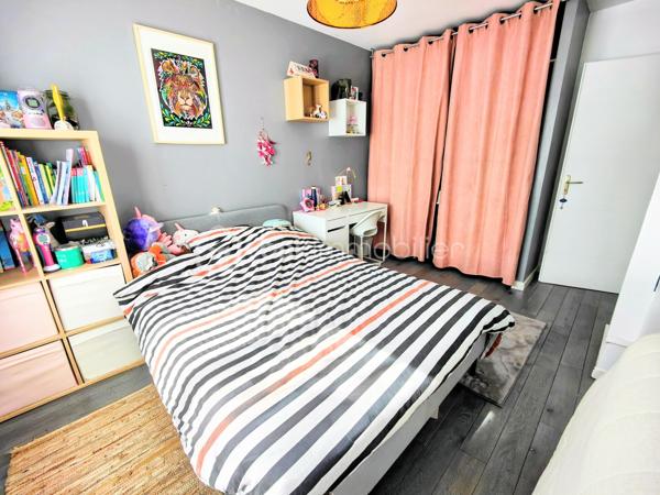 Découvrez cette maison contemporaine de 120 m² nichée dans un quartier résidentiel paisible de Jouars-Pontchartrain. Parfait équilibre entre vie à la campagne et proximité urbaine, ce bien offre un cadre de vie idéal pour une famille recherchant confort et modernité. Cette maison indépendante, bâtie en 2015, s'élève sur deux niveaux et s'étend sur un terrain de 325 m². Elle comprend 6 pièces, 4 chambres dont une suite parentale, une salle de bains, et une salle d'eau, le tout récemment rénové et prêt à accueillir ses nouveaux propriétaires. 

L'intérieur, spacieux et lumineux, s'articule autour d'un séjour convivial, d'une cuisine fonctionnelle et ouverte, et de chambres avec vue dégagée. La qualité de l'isolation et le vitrage double assurent une atmosphère chaleureuse. Pompe à chaleur et piscine agrémentent la propriété avec jardin clos arboré et fleuri, orientée Est-Ouest, sans vis-à-vis et avec une vue dégagée.

Deux parkings complètent l'extérieur, parfait pour profiter des longues soirées d'été en toute sérénité. Réel coup de cœur pour cette maison à faible taxe foncière (1 336 €), idéale pour ceux qui recherchent un cadre de vie calme, tout en bénéficiant des commodités à proximité.

- Bus 5206, 5214, 5219, 5298, 5315, 5327 iledefrance-mobilites.fr 
- Gare ligne N - Dreux Versailles - Paris Montparnasse

ASL : charges annuelles 170 euros en 2025

Pour + d'infos : M. Willy BOYÉ - 07 87 37 75 87
A votre dispo pour vous conseiller et vous accompagner dans l’élaboration de votre projet de vie !

Action !
