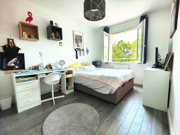 Découvrez cette maison contemporaine de 120 m² nichée dans un quartier résidentiel paisible de Jouars-Pontchartrain. Parfait équilibre entre vie à la campagne et proximité urbaine, ce bien offre un cadre de vie idéal pour une famille recherchant confort et modernité. Cette maison indépendante, bâtie en 2015, s'élève sur deux niveaux et s'étend sur un terrain de 325 m². Elle comprend 6 pièces, 4 chambres dont une suite parentale, une salle de bains, et une salle d'eau, le tout récemment rénové et prêt à accueillir ses nouveaux propriétaires. 

L'intérieur, spacieux et lumineux, s'articule autour d'un séjour convivial, d'une cuisine fonctionnelle et ouverte, et de chambres avec vue dégagée. La qualité de l'isolation et le vitrage double assurent une atmosphère chaleureuse. Pompe à chaleur et piscine agrémentent la propriété avec jardin clos arboré et fleuri, orientée Est-Ouest, sans vis-à-vis et avec une vue dégagée.

Deux parkings complètent l'extérieur, parfait pour profiter des longues soirées d'été en toute sérénité. Réel coup de cœur pour cette maison à faible taxe foncière (1 336 €), idéale pour ceux qui recherchent un cadre de vie calme, tout en bénéficiant des commodités à proximité.

- Bus 5206, 5214, 5219, 5298, 5315, 5327 iledefrance-mobilites.fr 
- Gare ligne N - Dreux Versailles - Paris Montparnasse

ASL : charges annuelles 170 euros en 2025

Pour + d'infos : M. Willy BOYÉ - 07 87 37 75 87
A votre dispo pour vous conseiller et vous accompagner dans l’élaboration de votre projet de vie !

Action !