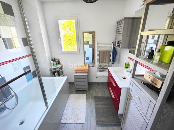 Découvrez cette maison contemporaine de 120 m² nichée dans un quartier résidentiel paisible de Jouars-Pontchartrain. Parfait équilibre entre vie à la campagne et proximité urbaine, ce bien offre un cadre de vie idéal pour une famille recherchant confort et modernité. Cette maison indépendante, bâtie en 2015, s'élève sur deux niveaux et s'étend sur un terrain de 325 m². Elle comprend 6 pièces, 4 chambres dont une suite parentale, une salle de bains, et une salle d'eau, le tout récemment rénové et prêt à accueillir ses nouveaux propriétaires. 

L'intérieur, spacieux et lumineux, s'articule autour d'un séjour convivial, d'une cuisine fonctionnelle et ouverte, et de chambres avec vue dégagée. La qualité de l'isolation et le vitrage double assurent une atmosphère chaleureuse. Pompe à chaleur et piscine agrémentent la propriété avec jardin clos arboré et fleuri, orientée Est-Ouest, sans vis-à-vis et avec une vue dégagée.

Deux parkings complètent l'extérieur, parfait pour profiter des longues soirées d'été en toute sérénité. Réel coup de cœur pour cette maison à faible taxe foncière (1 336 €), idéale pour ceux qui recherchent un cadre de vie calme, tout en bénéficiant des commodités à proximité.

- Bus 5206, 5214, 5219, 5298, 5315, 5327 iledefrance-mobilites.fr 
- Gare ligne N - Dreux Versailles - Paris Montparnasse

ASL : charges annuelles 170 euros en 2025

Pour + d'infos : M. Willy BOYÉ - 07 87 37 75 87
A votre dispo pour vous conseiller et vous accompagner dans l’élaboration de votre projet de vie !

Action !