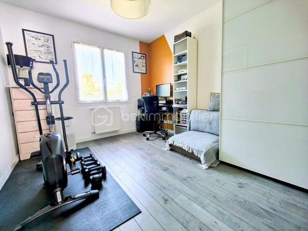 Découvrez cette maison contemporaine de 120 m² nichée dans un quartier résidentiel paisible de Jouars-Pontchartrain. Parfait équilibre entre vie à la campagne et proximité urbaine, ce bien offre un cadre de vie idéal pour une famille recherchant confort et modernité. Cette maison indépendante, bâtie en 2015, s'élève sur deux niveaux et s'étend sur un terrain de 325 m². Elle comprend 6 pièces, 4 chambres dont une suite parentale, une salle de bains, et une salle d'eau, le tout récemment rénové et prêt à accueillir ses nouveaux propriétaires. 

L'intérieur, spacieux et lumineux, s'articule autour d'un séjour convivial, d'une cuisine fonctionnelle et ouverte, et de chambres avec vue dégagée. La qualité de l'isolation et le vitrage double assurent une atmosphère chaleureuse. Pompe à chaleur et piscine agrémentent la propriété avec jardin clos arboré et fleuri, orientée Est-Ouest, sans vis-à-vis et avec une vue dégagée.

Deux parkings complètent l'extérieur, parfait pour profiter des longues soirées d'été en toute sérénité. Réel coup de cœur pour cette maison à faible taxe foncière (1 336 €), idéale pour ceux qui recherchent un cadre de vie calme, tout en bénéficiant des commodités à proximité.

- Bus 5206, 5214, 5219, 5298, 5315, 5327 iledefrance-mobilites.fr 
- Gare ligne N - Dreux Versailles - Paris Montparnasse

ASL : charges annuelles 170 euros en 2025

Pour + d'infos : M. Willy BOYÉ - 07 87 37 75 87
A votre dispo pour vous conseiller et vous accompagner dans l’élaboration de votre projet de vie !

Action !